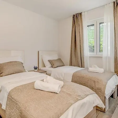 Ivo Apartment Promajna